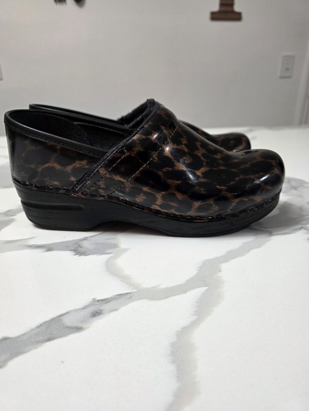 Dansko Patent Leopard Clogs Womens 39/8.5 - Picture 4 of 9